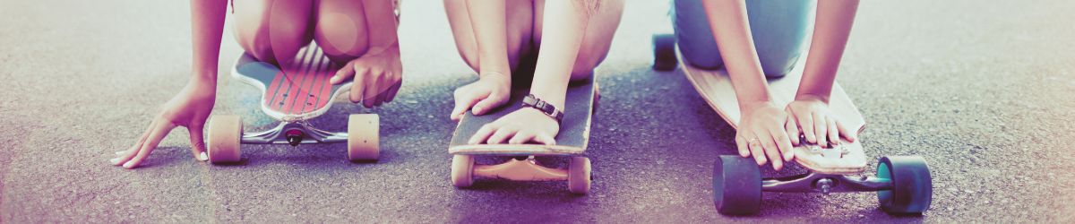 Drei Personen auf Skateboards in Startposition, symbolisierend Dynamik, Wettbewerbsgeist und den Aufbruch zu neuen Herausforderungen.