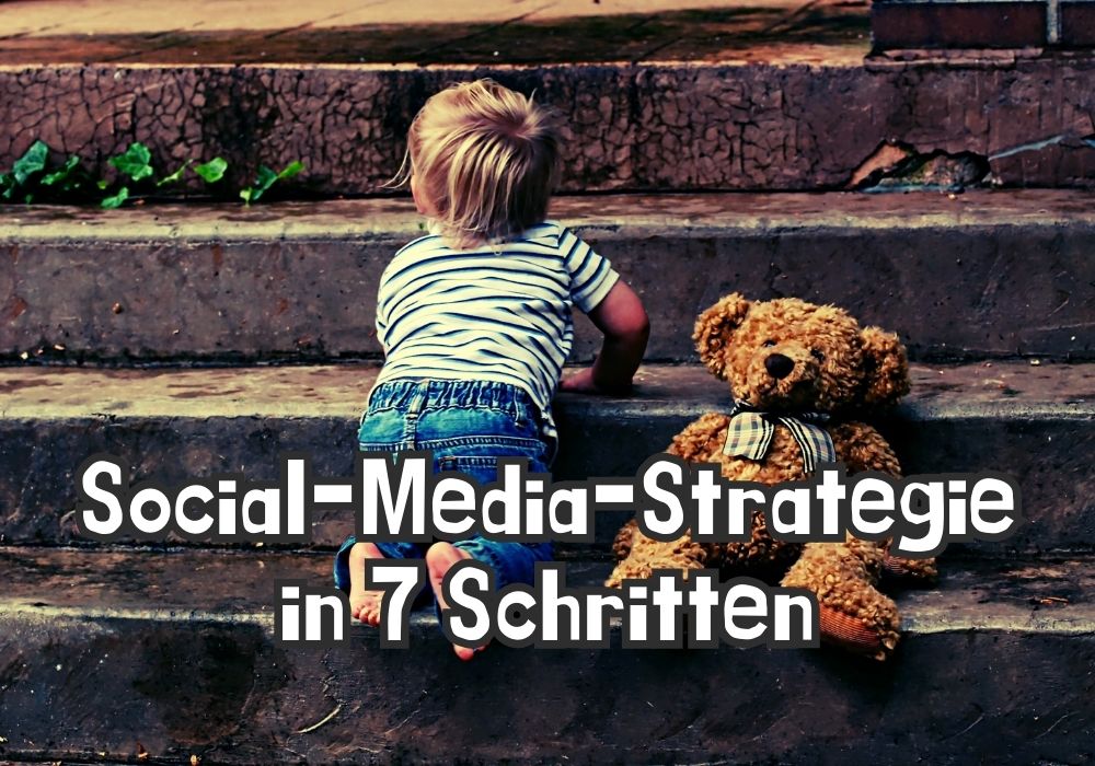 Ein kleines Kind sitzt mit einem Teddy auf einer Treppe – symbolisiert den ersten Schritt auf dem Weg zur Erstellung einer effektiven Social Media Strategie in 7 klar definierten Schritten.