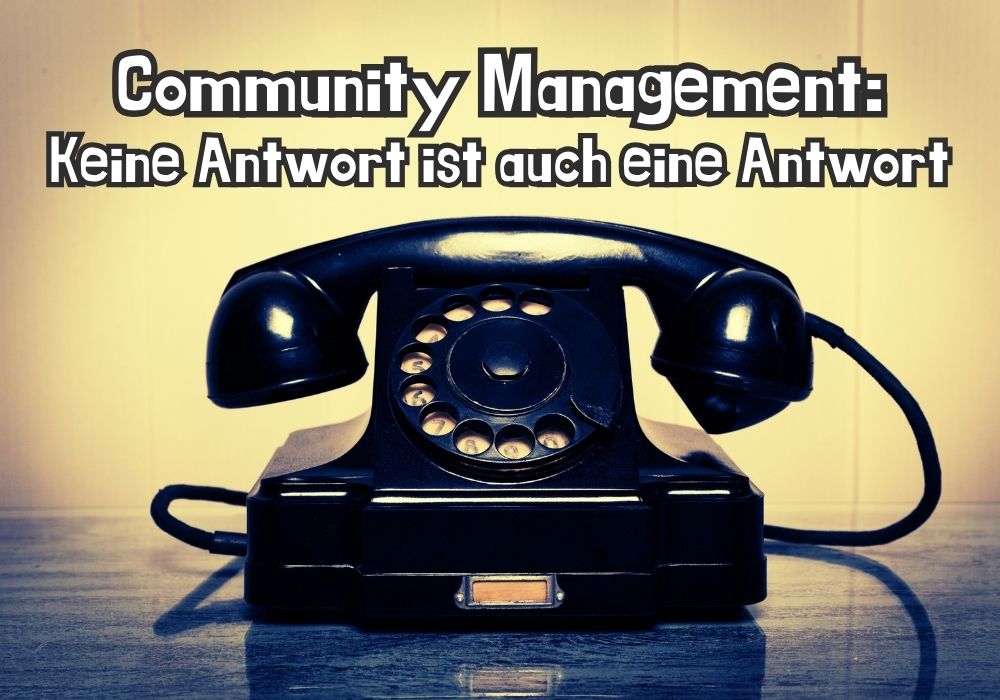Ein altes schwarzes Wählscheibentelefon steht auf einem Tisch vor einer gelblich-beigen Wand. Darüber steht in großer, auffälliger Schrift: „Community Management: Keine Antwort ist auch eine Antwort“. Das Bild vermittelt symbolisch, dass Nicht-Kommunikation ebenfalls eine Form der Kommunikation im Community Management ist.