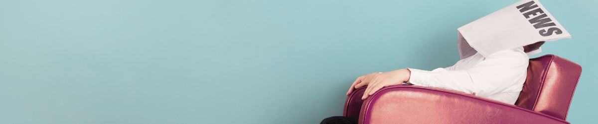 Eine Person sitzt in einem rosa Sessel vor hellblauer Wand, mit einer Zeitung über dem Kopf, auf der groß „NEWS“ steht. Das Gesicht ist komplett verdeckt. Symbolbild für Informationsverweigerung, Desinteresse oder ironische Kommentierung von Nicht-Reaktion – etwa im Community Management, wenn Beiträge ignoriert werden.