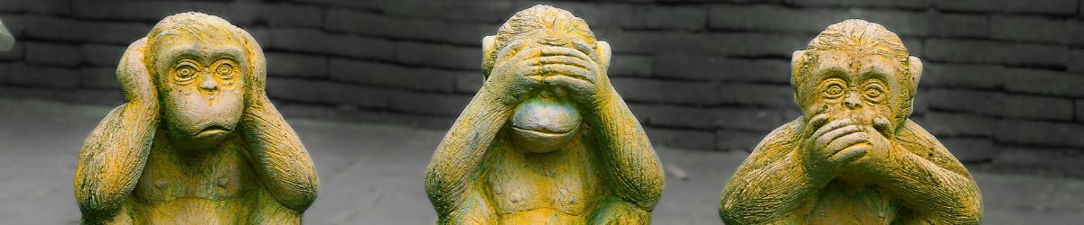 Drei Affen-Statuen zeigen die bekannten Gesten: Ohren zuhalten, Augen zuhalten, Mund zuhalten. Sinnbild für Ignoranz oder Wegschauen – ein Warnbild für schlechtes Community Management ohne Reaktion oder Beteiligung.